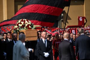 Tuhannet saattoivat italialaisen futislegendan viimeiselle matkalle