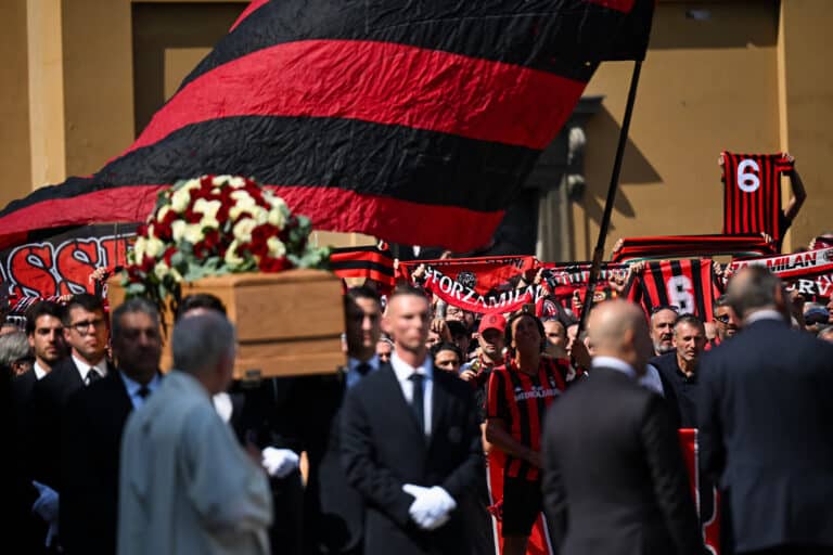 Tuhannet saattoivat italialaisen futislegendan viimeiselle matkalle