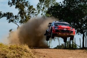 EK10: Hyundai-kuski paukutti hirmuisen pohja-ajan – Sami Pajari karkaamassa