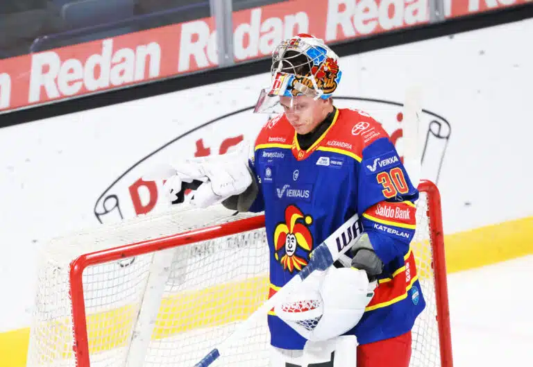 Jokerien maalivahti Veini Vehviläinen