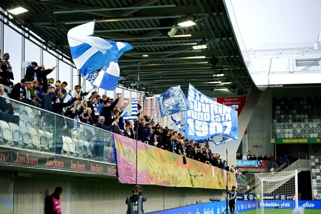 HJK:n ja FC Interin finaali poikki – katsomon tapahtumat pysäyttivät ottelun HJK:n ja FC Interin finaali poikki – katsomon tapahtumat pysäyttivät ottelun