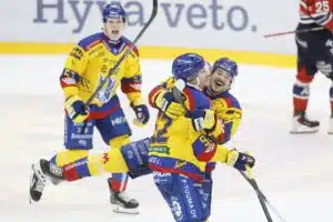 SM-liigan otteluohjelmassa todellinen kummajainen - erikoiselle ajankohdalle syynsä Mikkelin Jukurit juhlii maalia HIFK:ta vastaan Nordiksella syyskuussa 2026