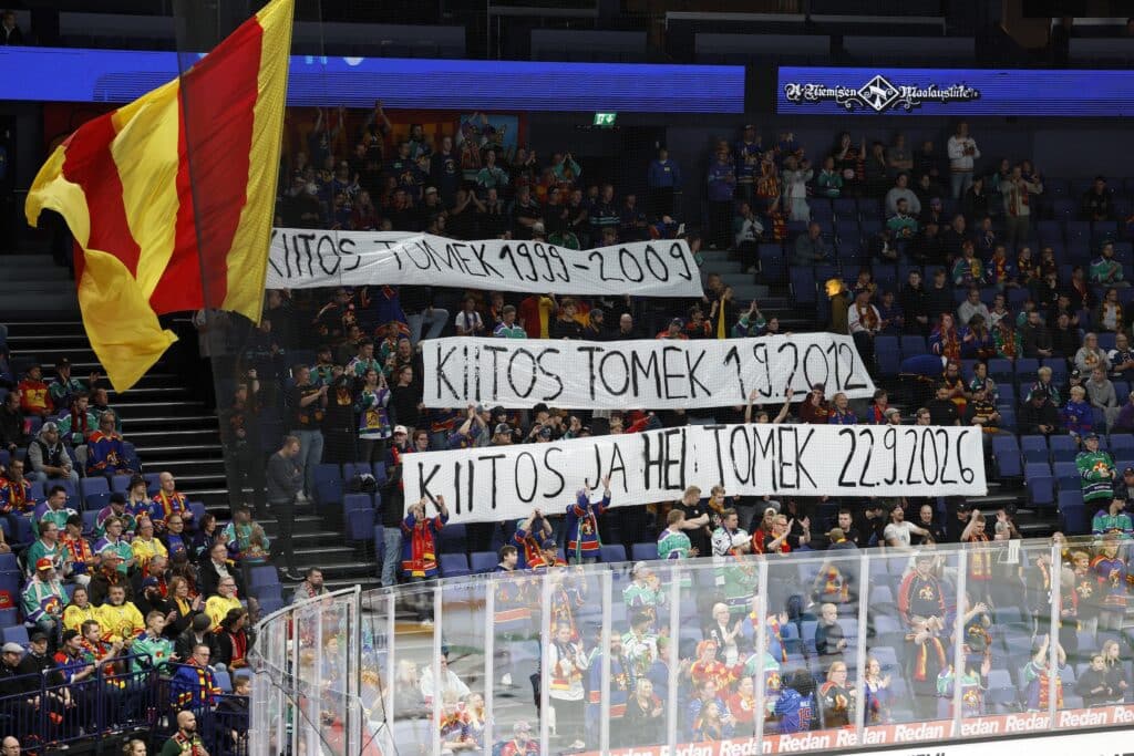 Jokerit-fanien lakana Veikkaus-areenalla 22. syyskuuta 2026