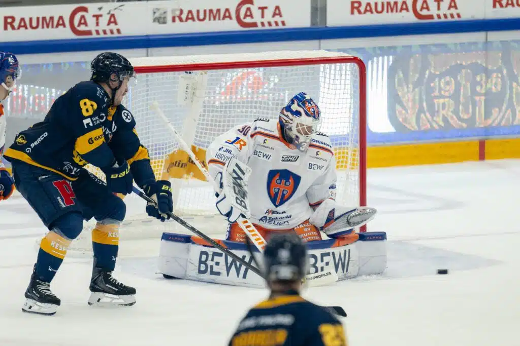 SM-liigavalmentaja on saanut rajua kritiikkiä - näytti nyt epäilijöilleen Lukon Aleksi Saarela ahdistelee Tapparan Christian Heljankoa