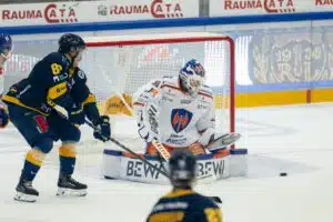 SM-liigavalmentaja on saanut rajua kritiikkiä - näytti nyt epäilijöilleen Lukon Aleksi Saarela ahdistelee Tapparan Christian Heljankoa