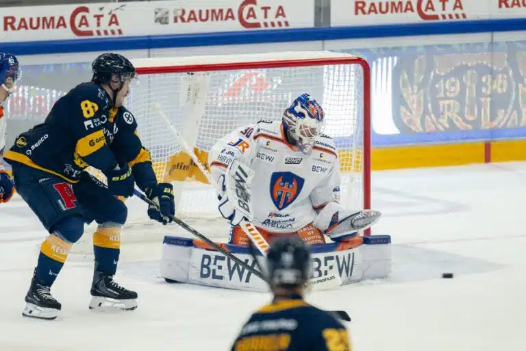 Lukon Aleksi Saarela ahdistelee Tapparan Christian Heljankoa