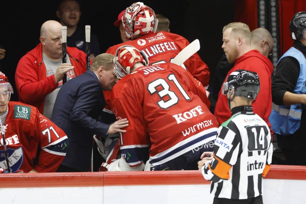 HIFK:lta todella pahaenteisiä sanoja tähtipelaajasta HIFK:n Tim Juel juttelee lääkäri Petri Heleniuksen kanssa