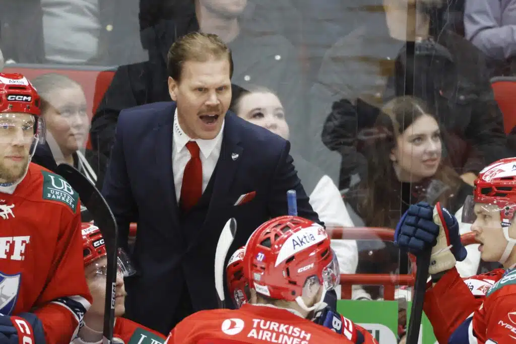 Olli Jokisen HIFK:lle jälleen raju pettymys - musta hetki oli liikaa HIFK:n päävalmentaja Olli Jokinen