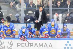 Jokerit syvässä kriisissä - Tomek Valtosen mukaan syy on "korvien välissä" Jokereiden päävalmentaja Tomek Valtonen