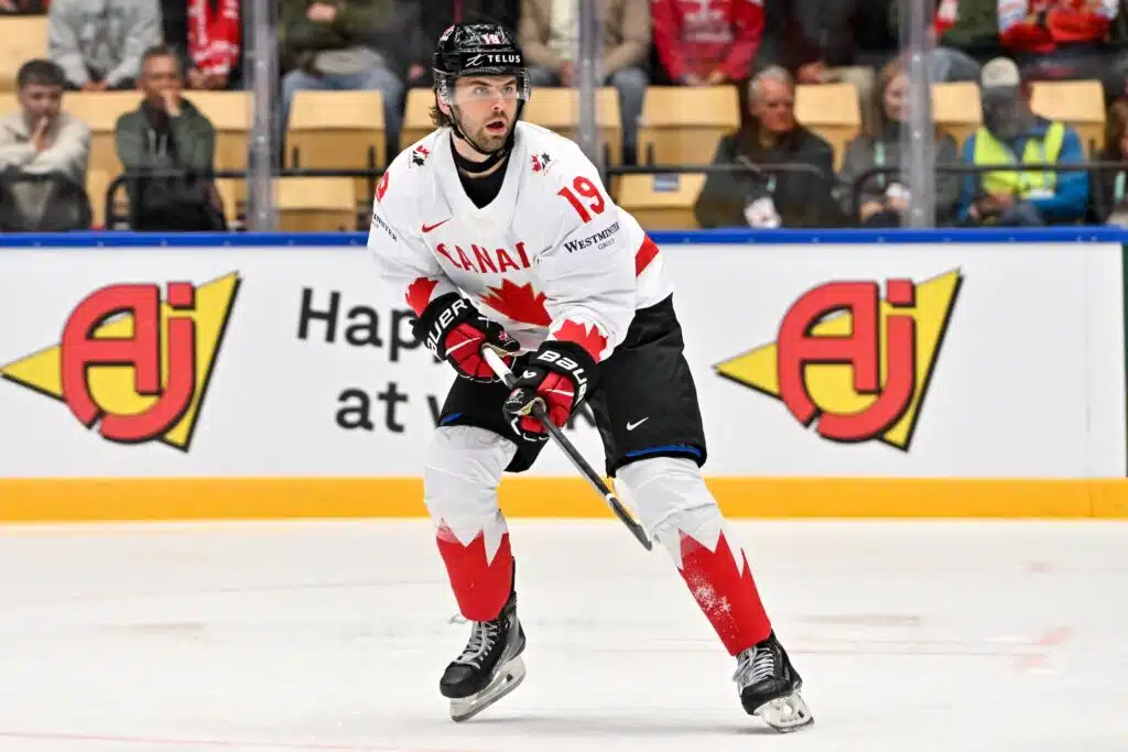 Adam Fantillille tarjolla jättimäinen NHL-sopimus – yli 13 miljoonaa dollaria kaudessa Adam Fantilli Kanadan paidassa jääkiekon MM-kisoissa