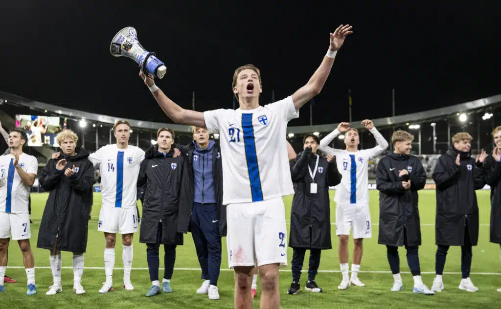 Pikkuhuuhkajien Espanja-kaato huomioitiin Englannissa asti - kommenttikenttä räjähti Ilari Kangasniemi