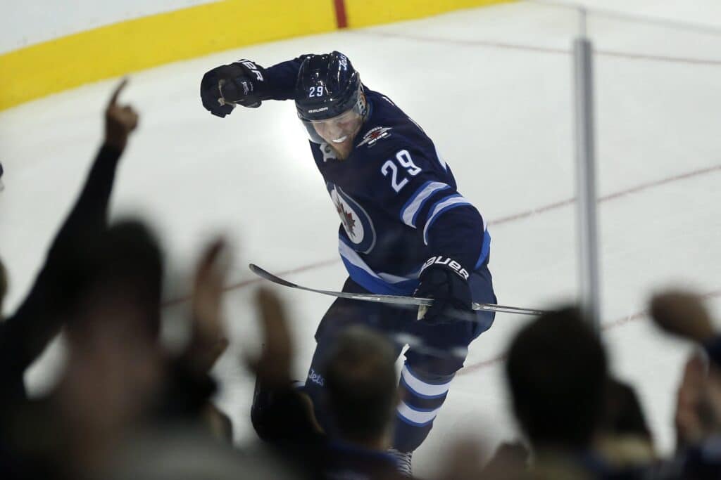 Patrik Laineen kohdalla on kysytty koko ajan väärää kysymystä, sanoo entinen tähtipelaaja Patrik Laine tuulettaa Winnipeg Jetsin paidassa syksyllä 2017