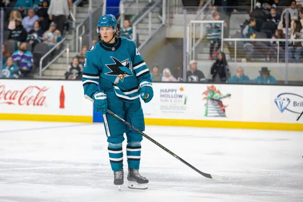 NHL:n harjoitusottelussa järjettömät murskajaiset - suomalaisvahtia nöyryytettiin San Jose Sharksin ruotsalaislupaus Ivar Stenberg