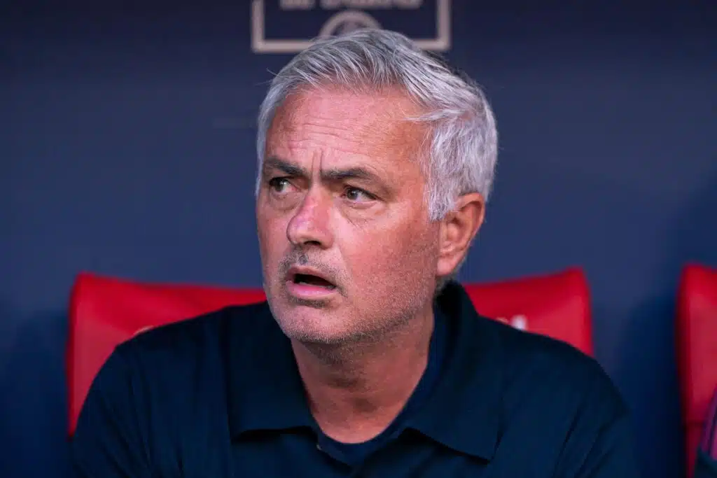 José Mourinho marssi lehdistötilaisuuteen kuvien kanssa – sitten alkoi raju tuomariryöpytys Jose Mourinho