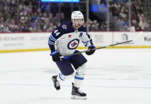 Tehopakki viikoiksi sivuun NHL:ssä - Päävalmentaja paljasti huojentavan tiedon Tehopakki viikoiksi sivuun NHL:ssä – Päävalmentaja paljasti huojentavan tiedon