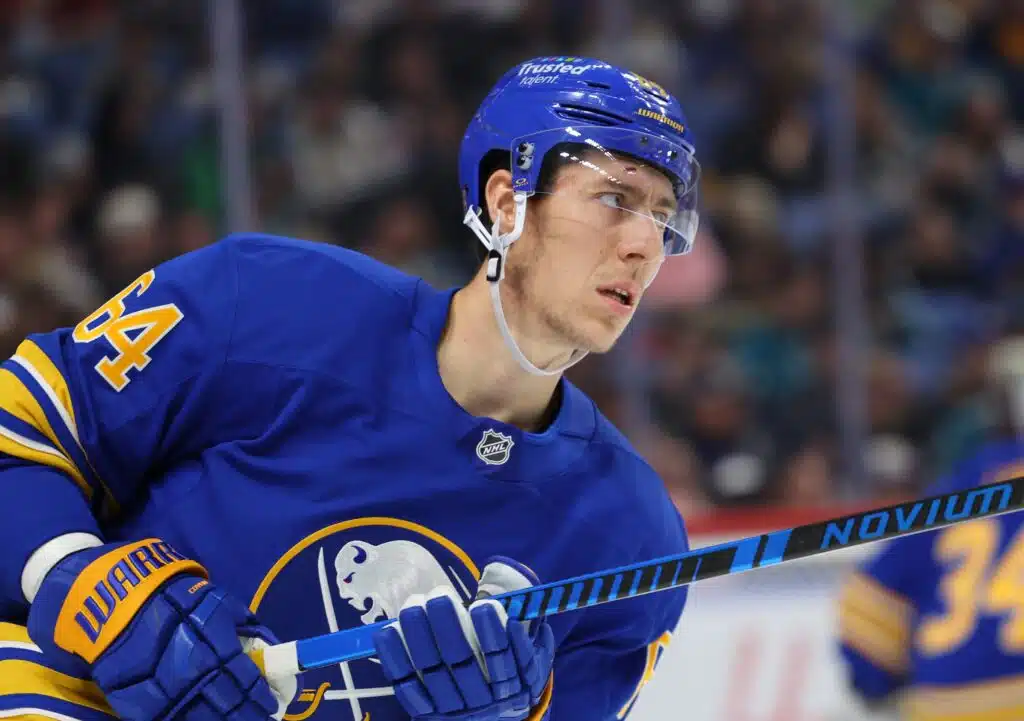 NHL-seura rysäytti melkoisen hankinnan - 201-senttinen järkäle tarttui haaviin Logan Stanley Buffalo Sabresin paidassa