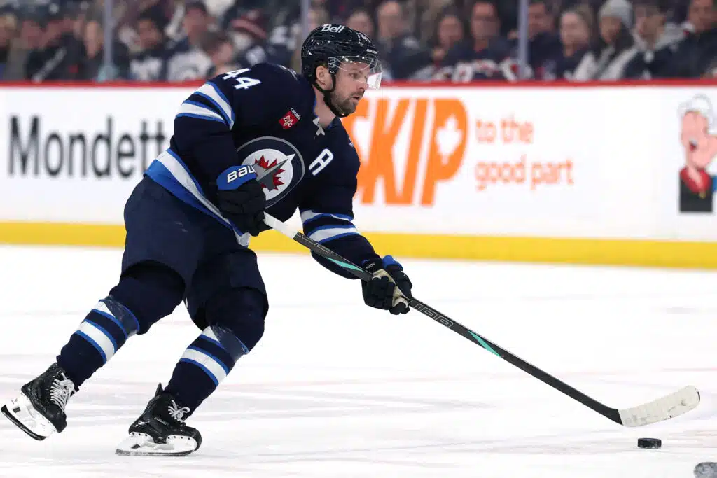 NHL:n alkukauden yllättäjä kaatoi mestarisuosikin - voitolla iso hinta Winnipeg Jetsin kanadalaispuolustaja Josh Morrissey