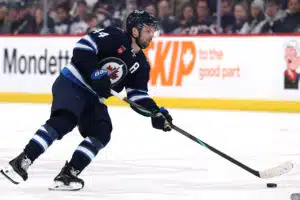 NHL:n alkukauden yllättäjä kaatoi mestarisuosikin - voitolla iso hinta Winnipeg Jetsin kanadalaispuolustaja Josh Morrissey