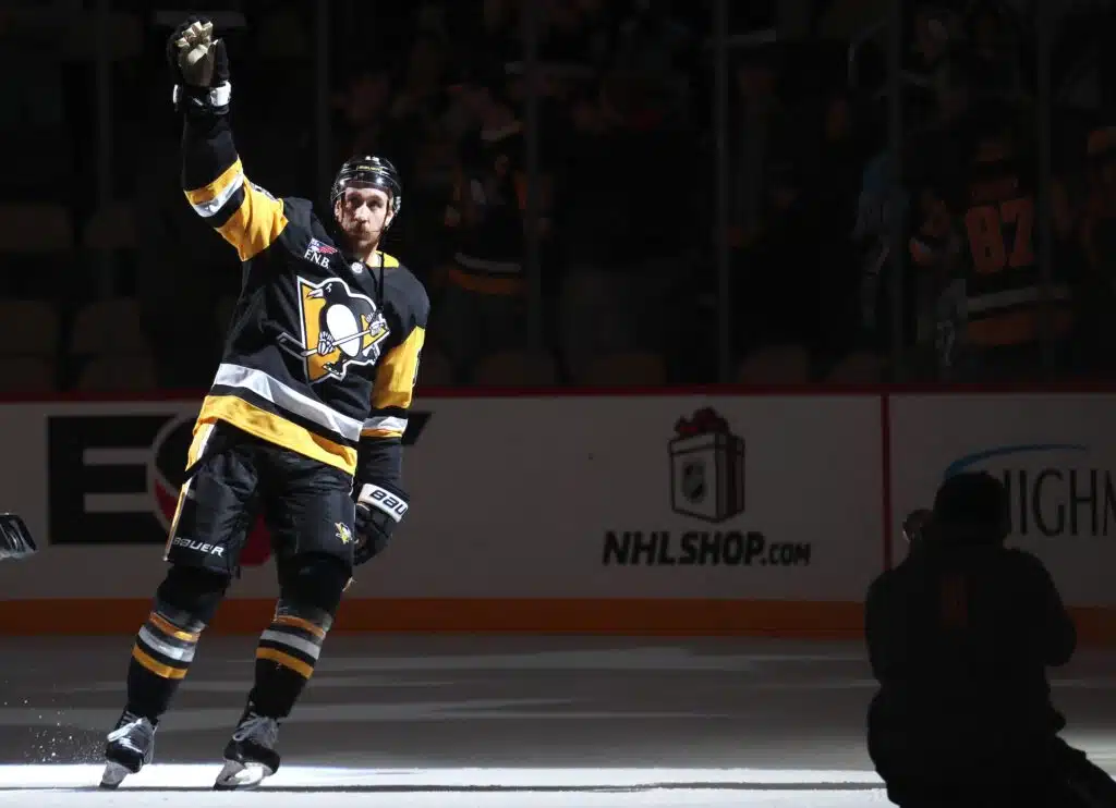 NHL-konkari lähti Venäjälle - nyt tuli pysäyttävä uutinen Kevin Hayes Pittsburgh Penguinsin paidassa