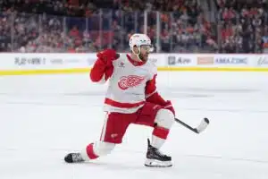 Detroit Red Wingsille tulossa kallis lasku? NHL-sisäpiiriläinen paljasti tähtipelaajan tilanteen Detroit Red Wingsin Alex Debrincat