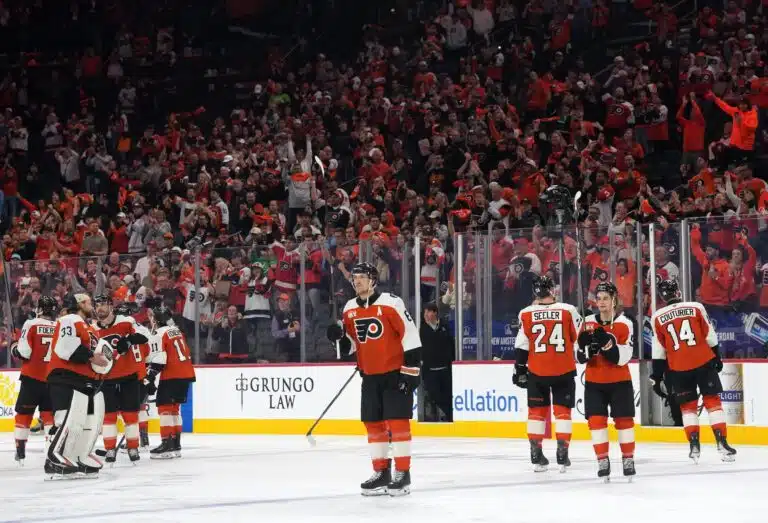 Philadelphia Flyersin pelaajat kiittävät kannattajiaan