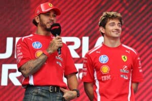 Lewis Hamilton puhui suunsa puhtaaksi Ferrarilla – paljasti keskustelut Charles Leclercin kanssa