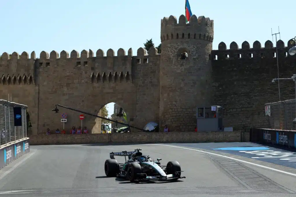 George Russell jätti Kimi Antonellin puolen sekunnin päähän - Valtteri Bottakselle murskatappio Mercedeksen George Russell Bakussa 2026