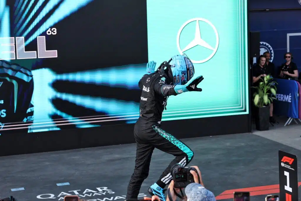 George Russell voitti hurjan F1-trillerin Bakussa – Max Verstappen jäi vain 0,2 sekunnin päähän Mercedeksen George Russell juhli Bakun GP:n voittoa