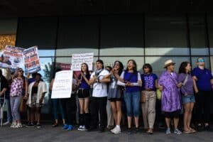 Mielenosoittajat ottivat Edmonton Oilersin kohuhankinnan vastaan – ”Sydämeni on murtunut”
