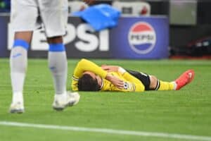Mestarien liigassa kauhunhetkiä – Dortmund-pelaaja lyyhistyi kentälle ja vietiin sairaalan