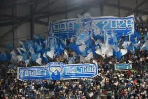 Miehen väitetään masturboineen naisen päälle jalkapallokatsomossa – ”Luulimme sen olevan sylkeä” Marseille fanit 2026