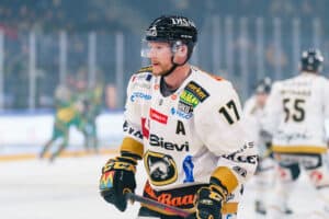 Kärpät nostaa legendansa paidan kattoon