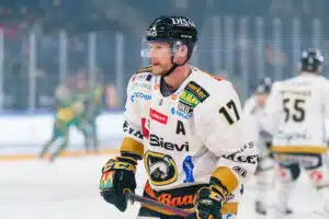 Kärpät nostaa legendansa paidan kattoon
