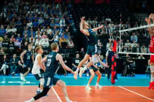 Miesten lentopallomaajoukkue varmisti jatkopaikan EM-kisoissa – ”Päänuppi kestää” Veljekset, lentopallomaajoukkue, 2026 vs. Serbia