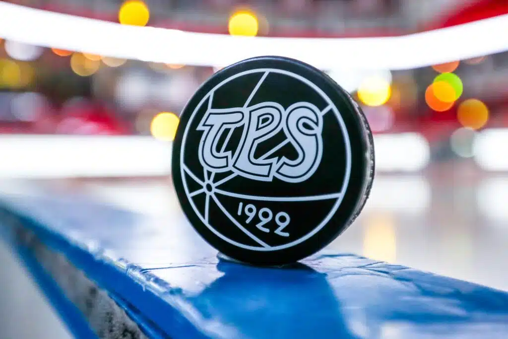 Jääkiekon SM-liigassa melkoinen farssi TPS:n logo kiekossa