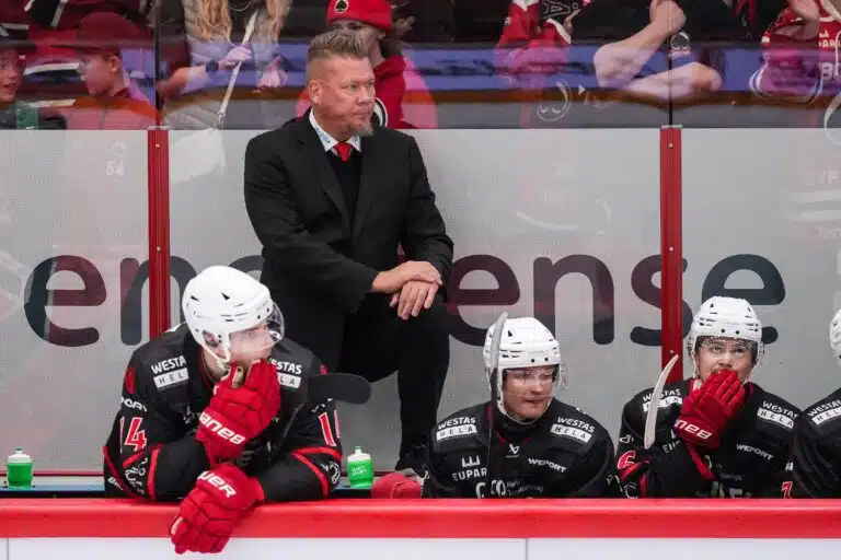 Ässien päävalmentaja Jarno Pikkarainen