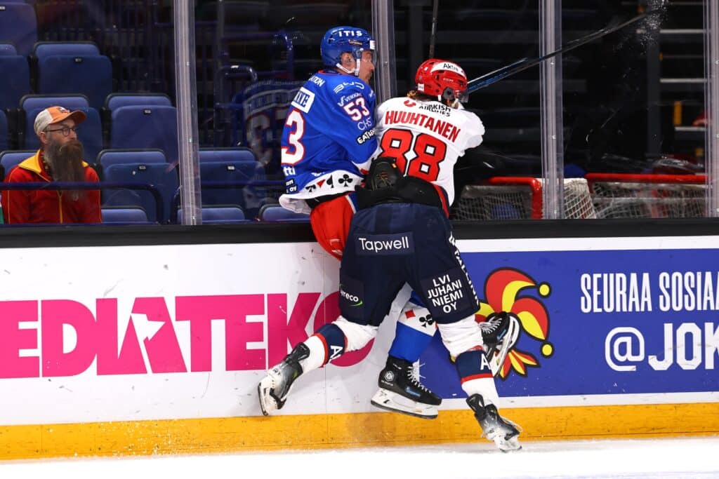 HIFK-legenda tyrmistyi paikallispelistä - "Ei siellä nyt v*ttu pidä huudella" HIFK:n Niko Huuhtanen taklasi Jokereiden Aleksi Elorinnettä Helsingin paikallispelissä 8.10. 2026