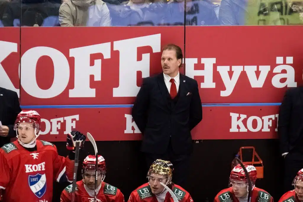 HIFK:n Olli Jokiselle tyly tuomio - "Kauanko tätä pelleilyä vielä katsellaan" HIFK:n päävalmentaja Olli Jokinen