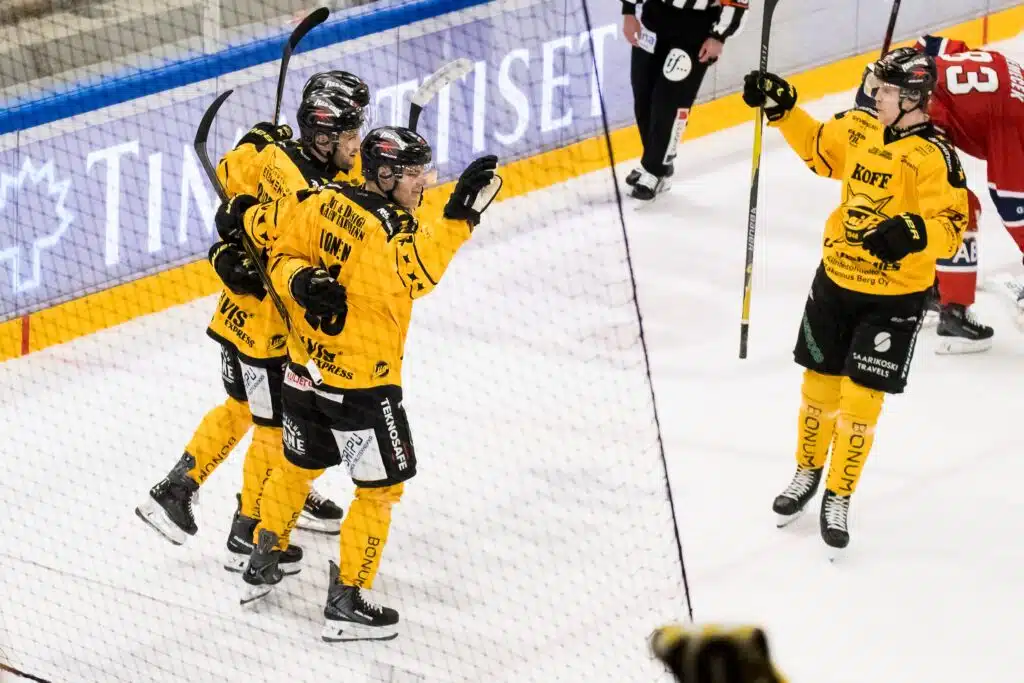 HIFK:ta viedään tosi häijysti SM-liigassa SaiPa juhlii maalia HIFK:ta vastaan lokakuussa 2026