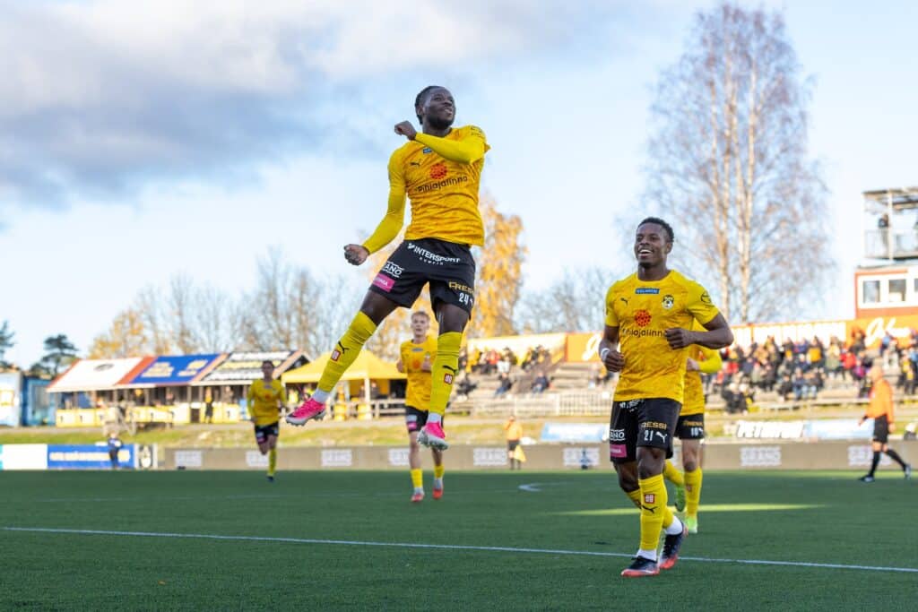 KuPSin Bob Armah juhlii maalia Veikkausliigassa lokakuussa 2026