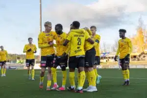 KuPS otti elintärkeän voiton - Veikkausliigan mestaruustaistelussa uskomaton tilanne KuPS juhlii maalia Veikkausliigassa lokakuussa 2026