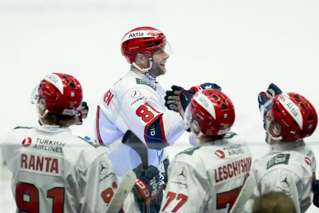 Järisyttävä näky Espoossa - HIFK:ssa tapahtui heti valtava muutos HIFK:n Iiro Pakarinen juhlii maalia