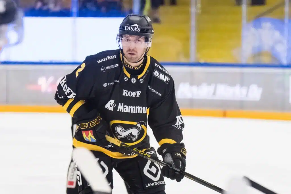 SM-liigassa lyötiin polvillaan olevaa vastustajaa mailalla päähän - nyt tuli kakkua Kärppien Rasmus Rissanen