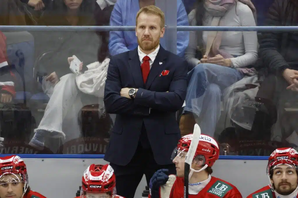 HIFK:ssa tapahtui valtava muutos - Tommi Miettiseltä kovaa puhetta HIFK:n päävalmentaja Tommi Miettinen