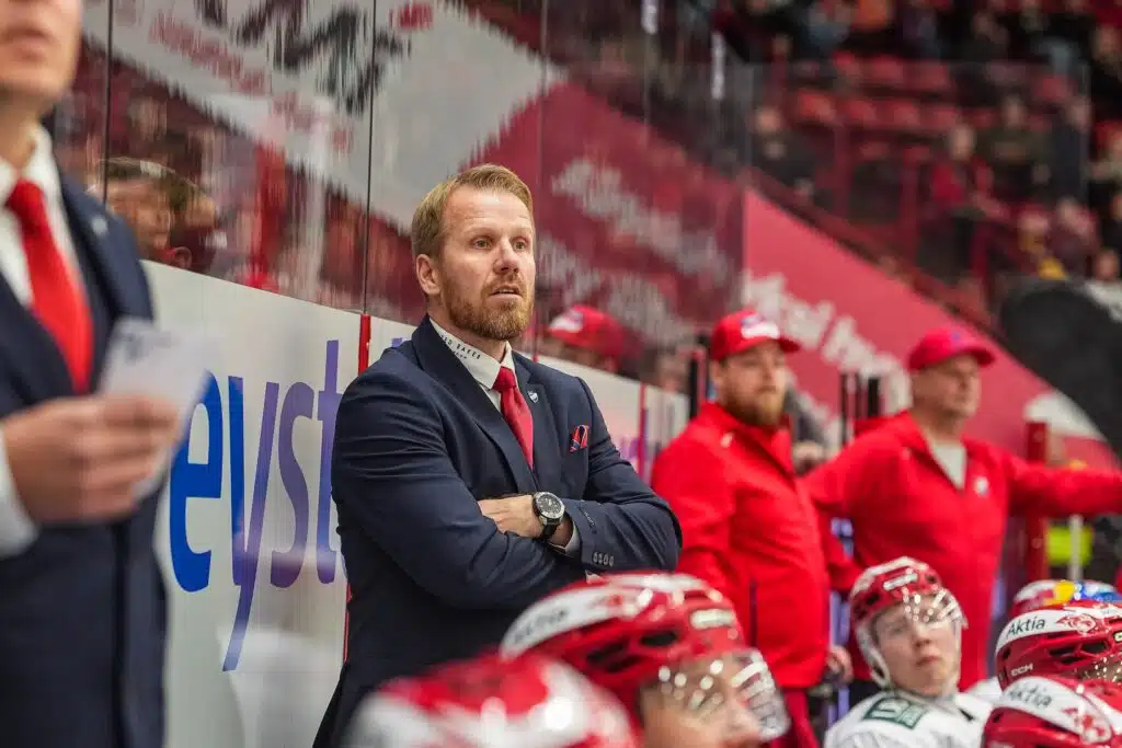 HIFK taipui viimein - Tommi Miettiseltä suoraa puhetta HIFK:n päävalmentaja Tommi Miettinen Porissa lokakuussa 2026