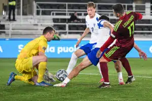 Huuhkajien maajoukkueikkunalle surkea loppu - nyt on karu tilanne Lukas Hradecky Valko-Venäjää vastaan 2026