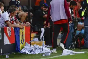 Espanjan La Ligassa uskomaton välikohtaus - paperilennokit keskeyttivät pelin Paperilennokkeja Rayo Vallecanon ottelussa