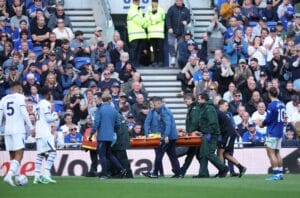 Valioliigassa dramaattinen tilanne – Chelsea-tähti kannettiin paareilla kentältä