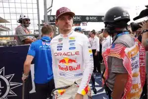 Max Verstappen latasi kovaa tekstiä F1-pomolle: "Sinä et pystyisi edes kävelemään" Max Verstappen Austinin GP:ssä 2026