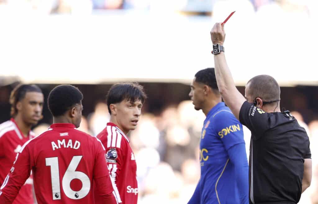 Manchester United hävisi taas - Michael Carrick kertoi kaiken tuhonneesta hetkestä Manchester Unitedin Lisandro Martinez sai punaisen kortin Chelseaa vastaan 31. lokakuuta 2026